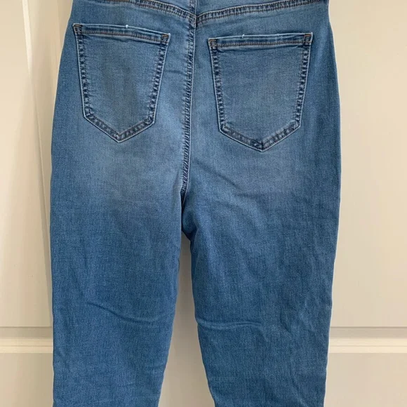 FASHION NOVA HIGH RISE JEANS - Picture 4 of 4